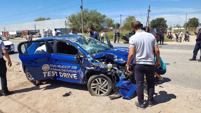 Un auto volcó tras impactar contra una camioneta