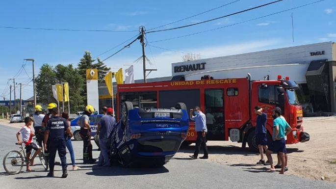 Un auto volcó tras impactar contra una camioneta