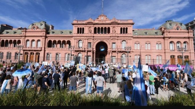 Marchan contra el llamado "Vacunatorio VIP"