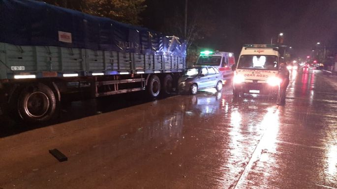 Un joven debió ser trasladado al Pasteur tras el choque de un auto con un acoplado estacionado