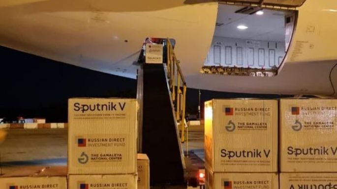 Llegó el primero de los dos vuelos que traen vacunas Sputnik V, con más de 517 mil dosis