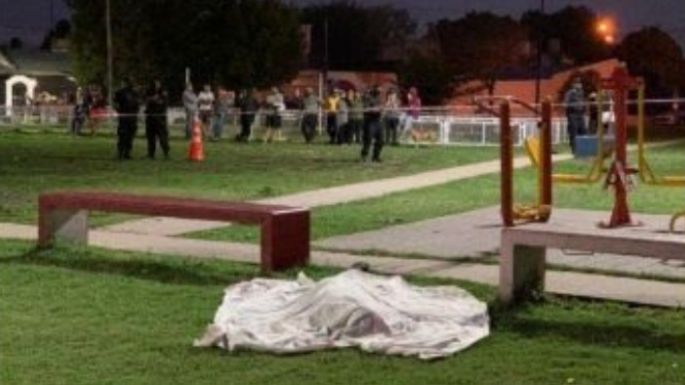 Matan a joven en una plaza al lado de su hijo de 4 años