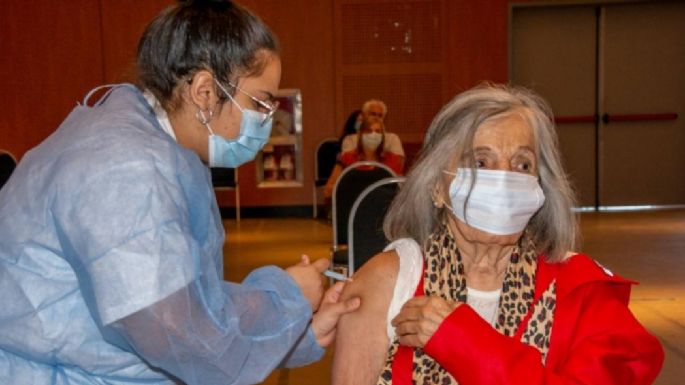 Sonia Torres, titular de Abuelas Córdoba, recibió la primera dosis de la vacuna