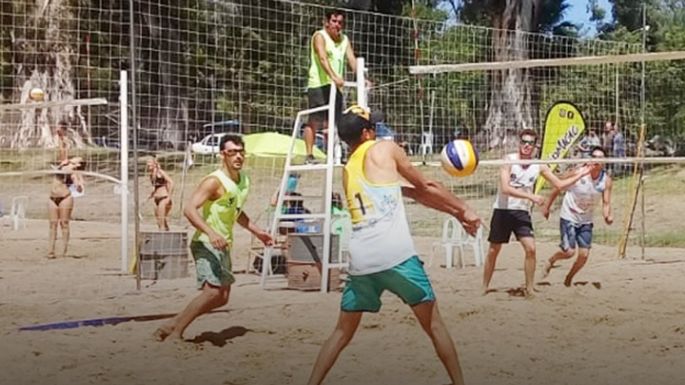 Arrancaron las escuelas de Voley y Handball Beach en Villa Nueva