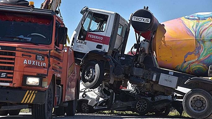 Un camión aplastó un vehículo y un auto se quemó completo