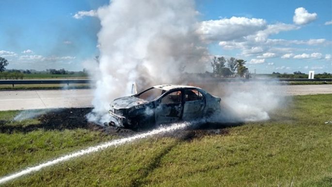 Un camión aplastó un vehículo y un auto se quemó completo
