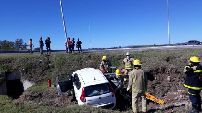 Un camión aplastó un vehículo y un auto se quemó completo