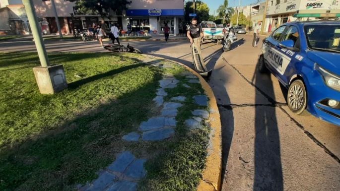 Trasladaron al Pasteur a una motociclista con lesiones graves tras chocar contra un auto