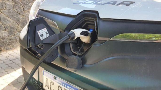 Llegó el primer turista con auto eléctrico al Valle de Calamuchita