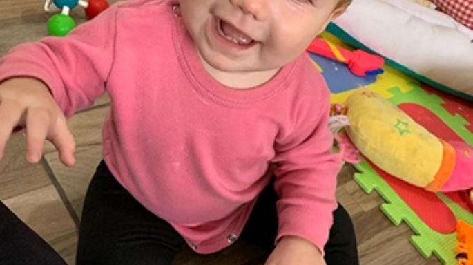 Su hija tiene hipoacusia y necesita acceder a un implante coclear