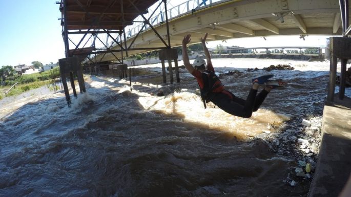 Bomberos se capacitan en rescate acuático en aguas caudalosas