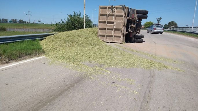Volcó un camión en el ingreso a Villa María