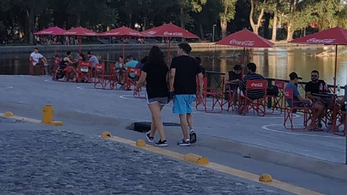 Con buen movimiento se desarrolla la Feria Gastronómica en la Plaza de la Música