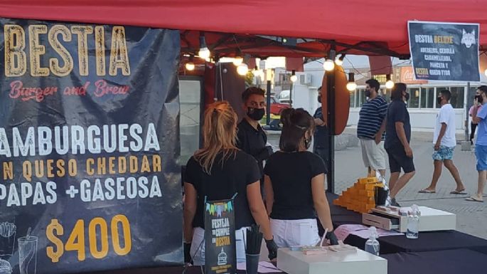 Con buen movimiento se desarrolla la Feria Gastronómica en la Plaza de la Música
