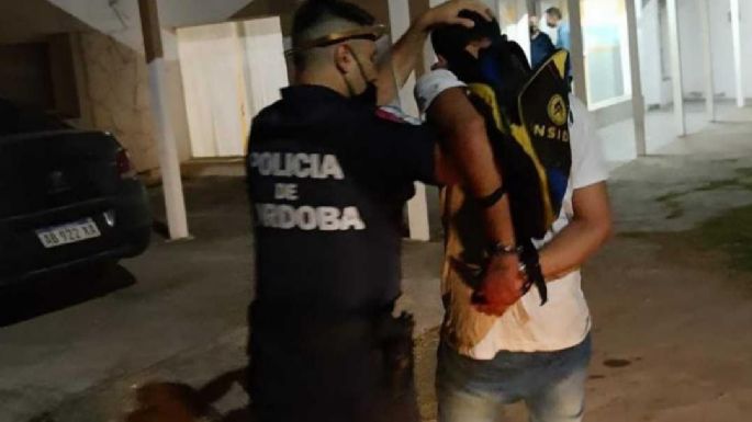 Bajó de los techos e intentó huir en moto: llevaba mucho dinero y cheques