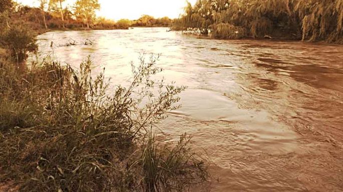 Buscan a un joven que se arrojó al río y lo arrastró la corriente