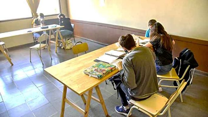 Más de 100 estudiantes preparan sus materias para rendir