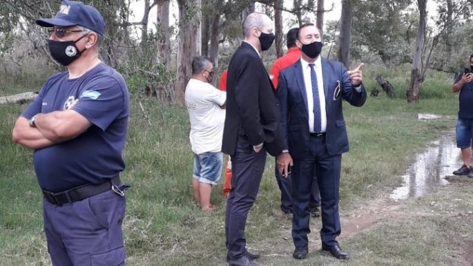 El fiscal, bomberos y policías están en el lugar donde desapareció el joven