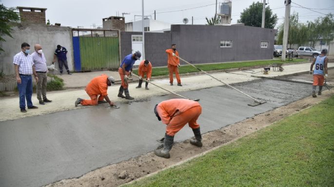 Supervisaron la obra de pavimentación en el barrio Evita