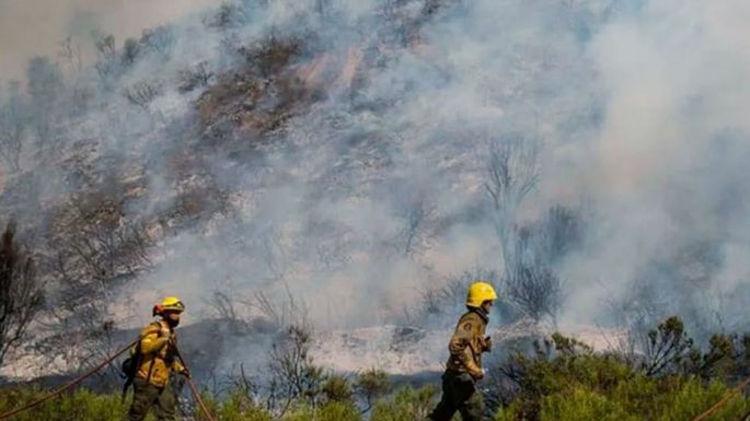 Suman un helicóptero del Ejército para intentar controlar el fuego en El Bolsón