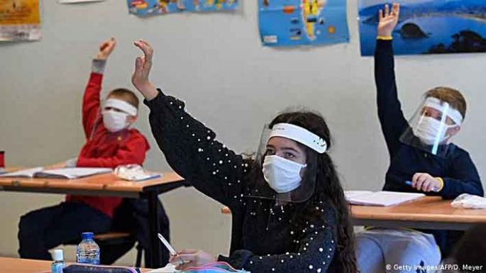 Unos ocho millones de estudiantes inician las clases en 16 provincias