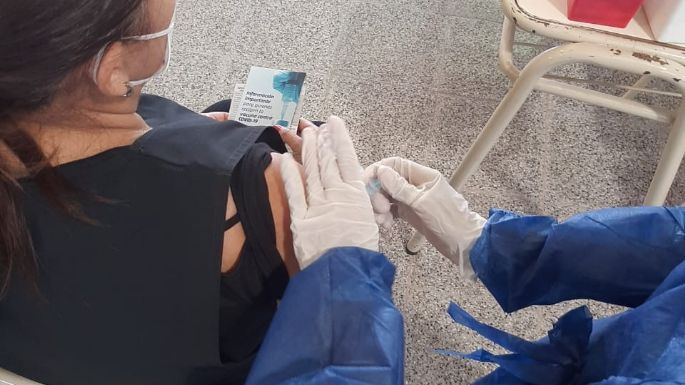 Continúan vacunando en la Pablo VI con intenso movimiento
