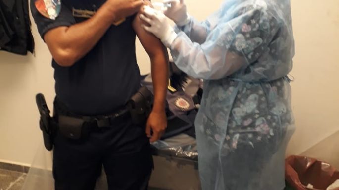 Todos los policías recibieron la primera dosis contra el COVID-19