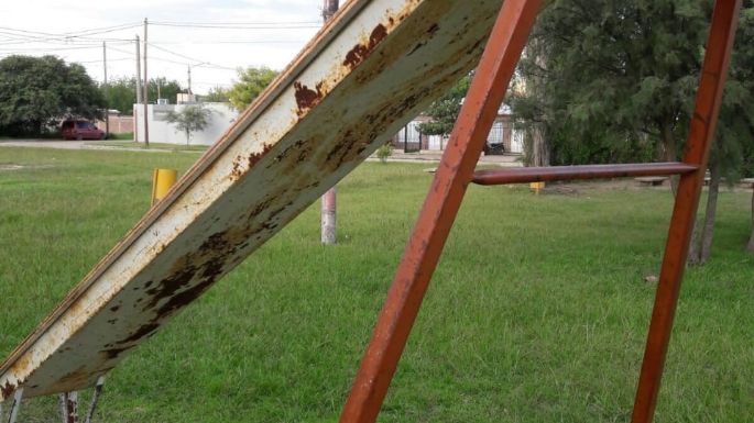 Bello Horizonte: quejas por el estado de la plaza y baldíos