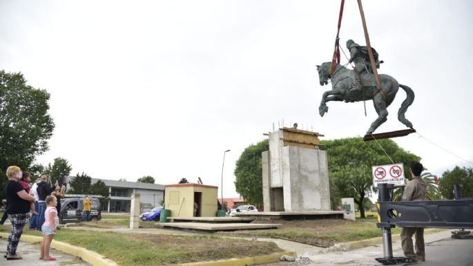 Instalaron el monumento a Juan Bautista Bustos en España y Sucre