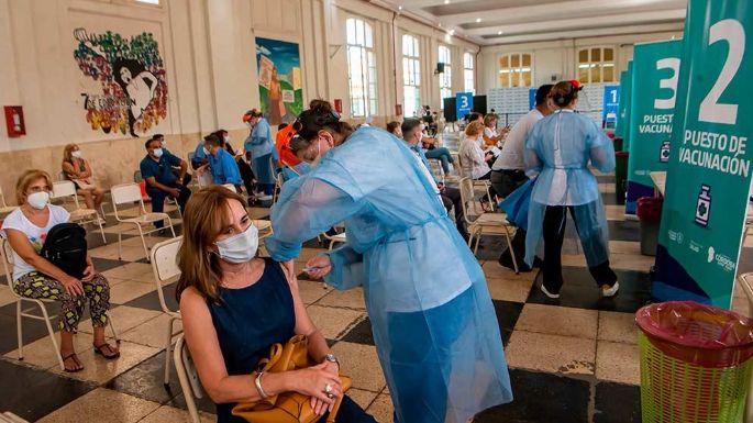 Desde hoy, personal de seguridad y docentes reciben la tercera dosis
