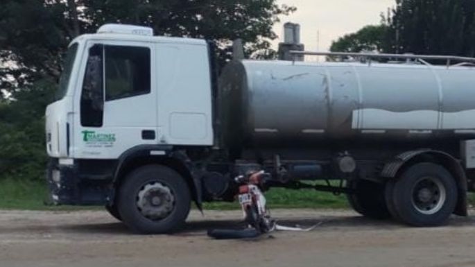 La Playosa: Perdió el control de su moto y se chocó un camión