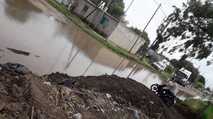 Quejas de los vecinos por calles inundadas en el barrio Las Playas