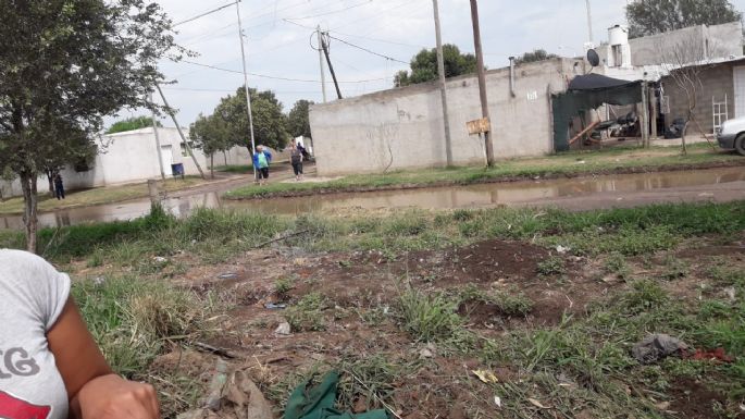 Quejas de los vecinos por calles inundadas en el barrio Las Playas