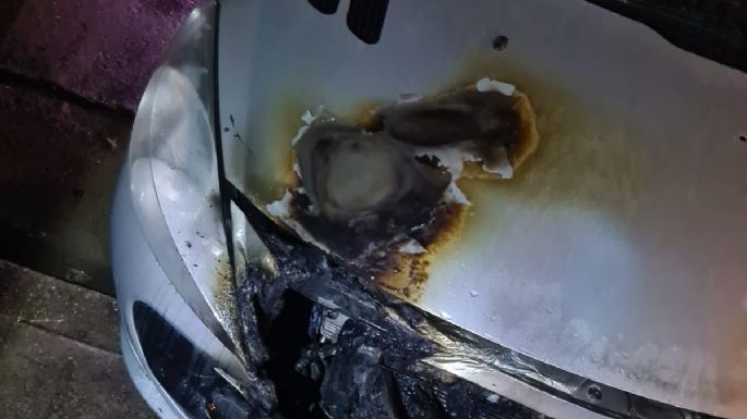 Lograron sofocar el incendio de un auto en un garage