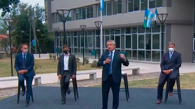 “Los violentos tiran piedras, nosotros tiramos obras”