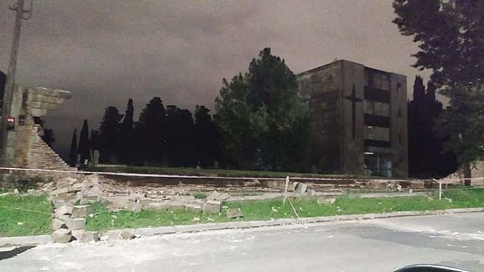 Se derrumbó parte del muro perimetral