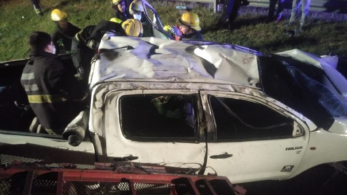 Una camioneta que trasladaba cuatriciclos volcó en la autopista