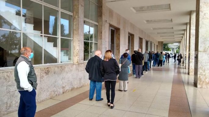 Córdoba capital: Con un remanente de dosis vacunan a adultos y a agentes sanitarios