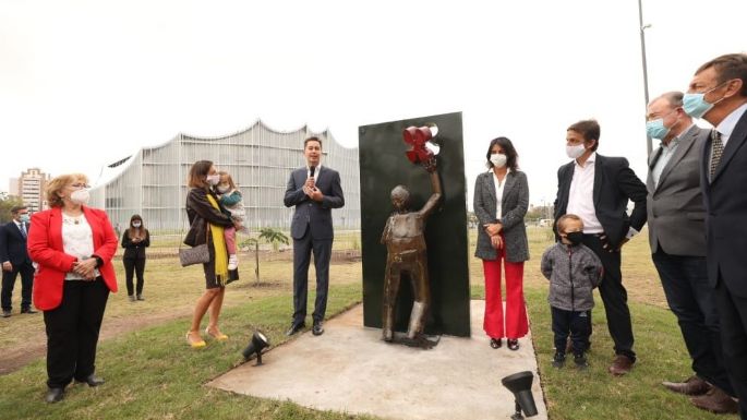 Una escultura simboliza la dignidad y derechos de las personas con síndrome de Down