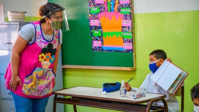 Más de 420 mil docentes, no docentes y auxiliares de escuela fueron vacunados a nivel federal