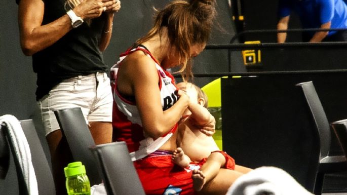 Una jugadora amamantó a su beba en el entretiempo de un partido