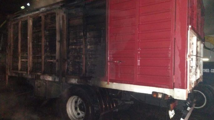 Bomberos sofocaron el incendio de un camión y un utilitario