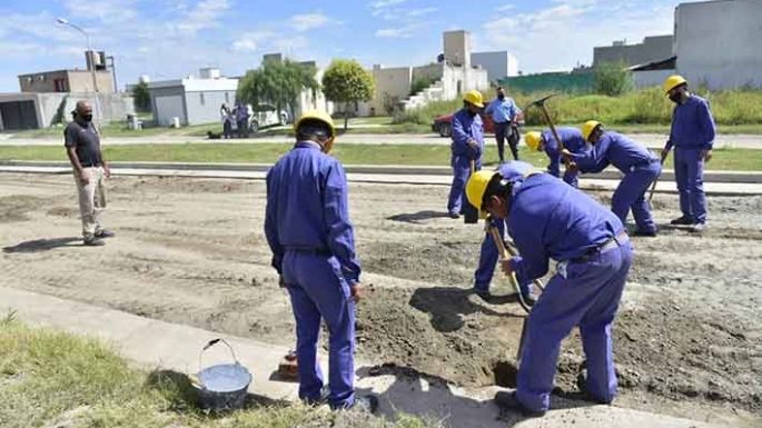 Reclusos iniciaron la obra de adoquinado