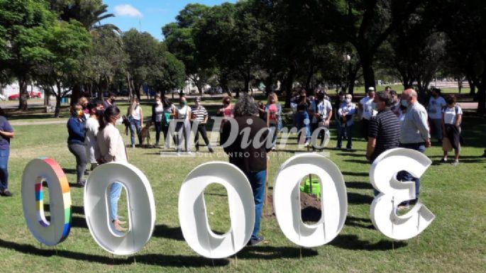 Plantaron un árbol por la memoria en la Plaza Pedro Viñas