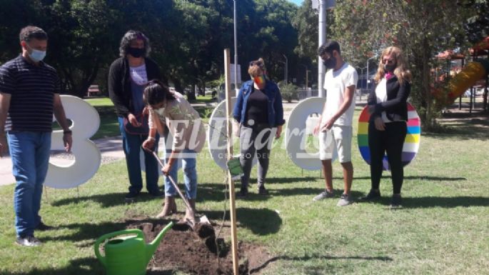 Plantaron un árbol por la memoria en la Plaza Pedro Viñas