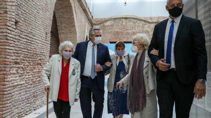 Fernández homenajeó a las "inmensas" Madres, Abuelas y familiares de desaparecidos