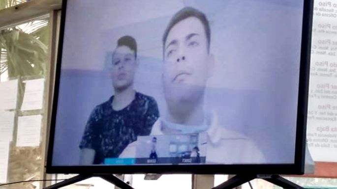 Otros tres jóvenes en el banquillo