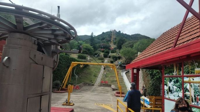 Dos turistas cayeron de las aerosillas de Los Cocos y sufrieron golpes leves
