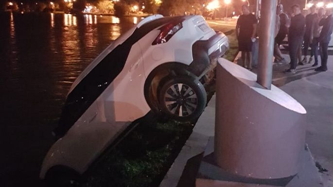 Un auto cayó al río