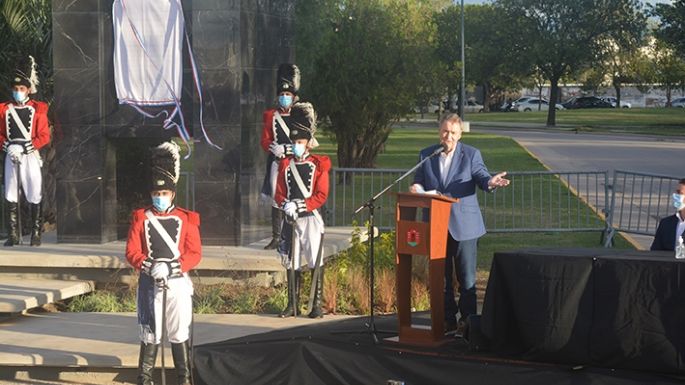En su visita a la ciudad, el gobernador inauguró, prometió y entregó aportes